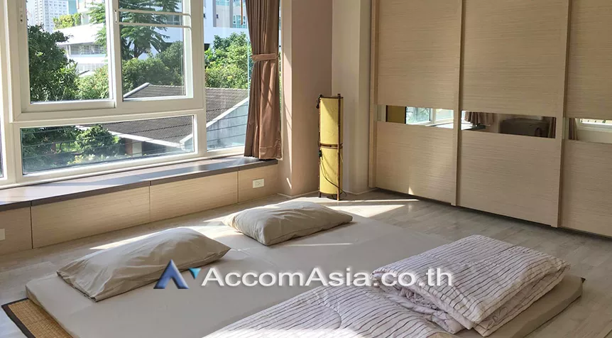  2 Bedrooms  Apartment For Rent in Sukhumvit, Bangkok  near BTS Phrom Phong (AA26793)