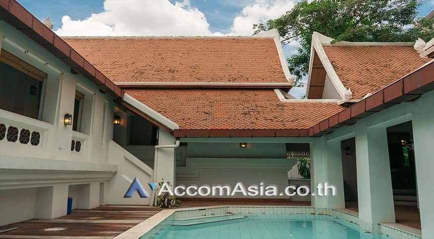  3 Bedrooms  House For Rent in Sukhumvit, Bangkok  near BTS Phrom Phong (AA26910)