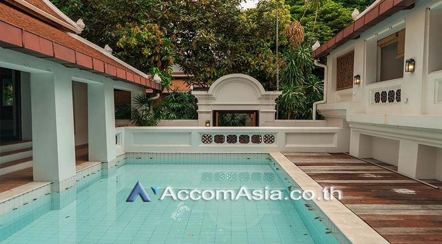  3 Bedrooms  House For Rent in Sukhumvit, Bangkok  near BTS Phrom Phong (AA26910)