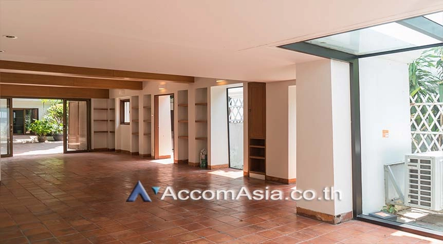  3 Bedrooms  House For Rent in Sukhumvit, Bangkok  near BTS Phrom Phong (AA26910)