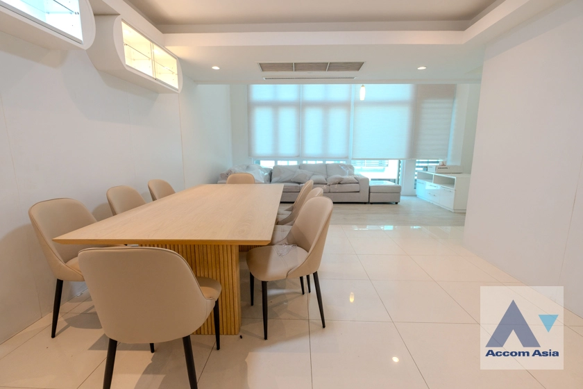 Pet friendly |  3 Bedrooms  Townhouse For Rent in Sukhumvit, Bangkok  near BTS Ekkamai (AA27125)