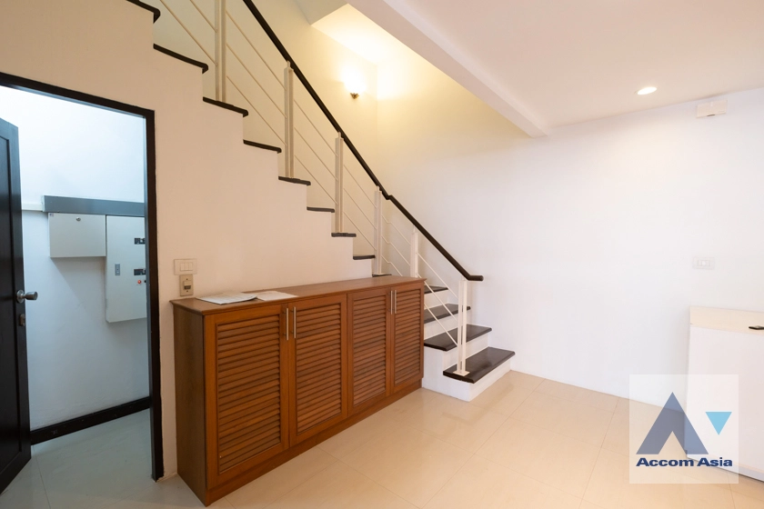 Pet friendly |  3 Bedrooms  Townhouse For Rent in Sukhumvit, Bangkok  near BTS Ekkamai (AA27125)