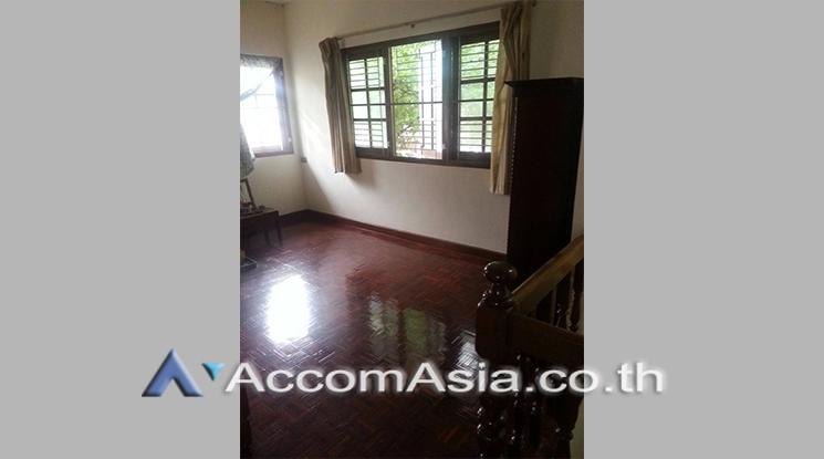  3 Bedrooms  House For Rent in Sukhumvit, Bangkok  near BTS Punnawithi (24172)