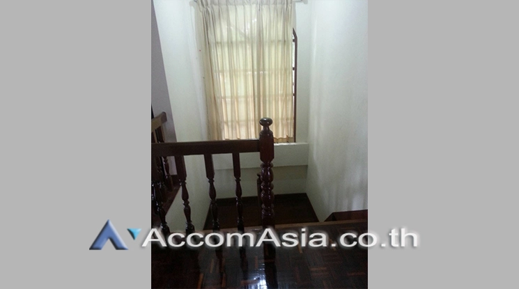  3 Bedrooms  House For Rent in Sukhumvit, Bangkok  near BTS Punnawithi (24172)