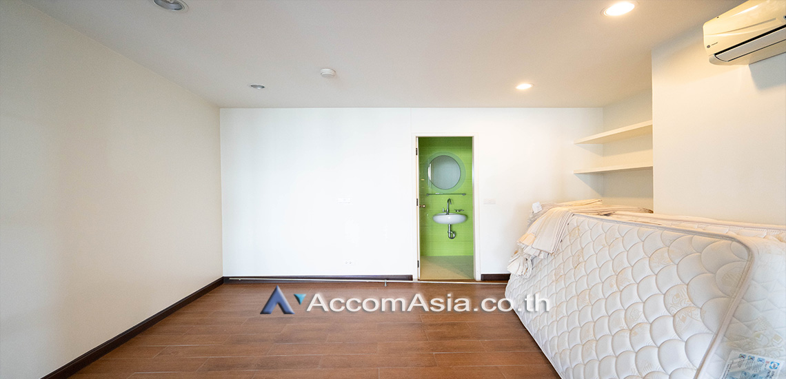 Big Balcony |  3 Bedrooms  Condominium For Rent in Sukhumvit, Bangkok  near BTS Nana (AA27249)