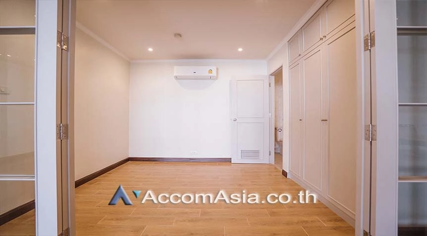 Big Balcony |  3 Bedrooms  Condominium For Rent in Sukhumvit, Bangkok  near BTS Nana (AA27277)