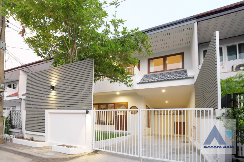 Pet friendly | Moo Baan Klongtan Nivet House  3 Bedroom for Sale & Rent BTS Phra khanong in Sukhumvit Bangkok