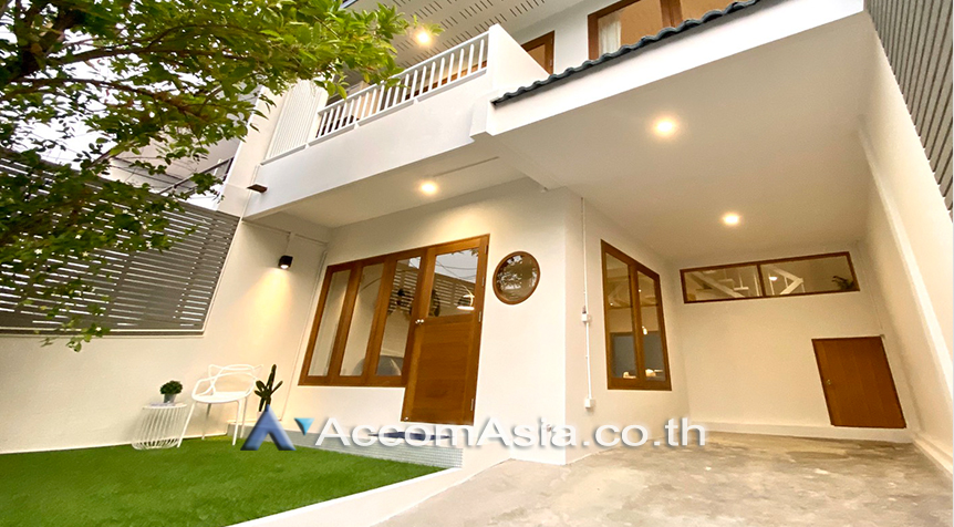 Pet friendly |  3 Bedrooms  House For Rent & Sale in Sukhumvit, Bangkok  near BTS Phra khanong (AA27316)