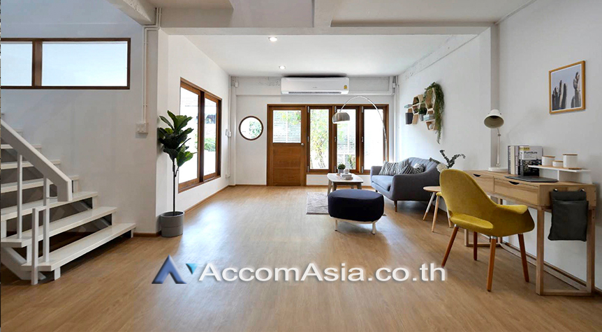 Pet friendly |  3 Bedrooms  House For Rent & Sale in Sukhumvit, Bangkok  near BTS Phra khanong (AA27316)