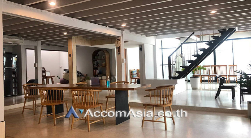  4 Bedrooms  House For Rent in Sukhumvit, Bangkok  near BTS Ekkamai (AA27321)