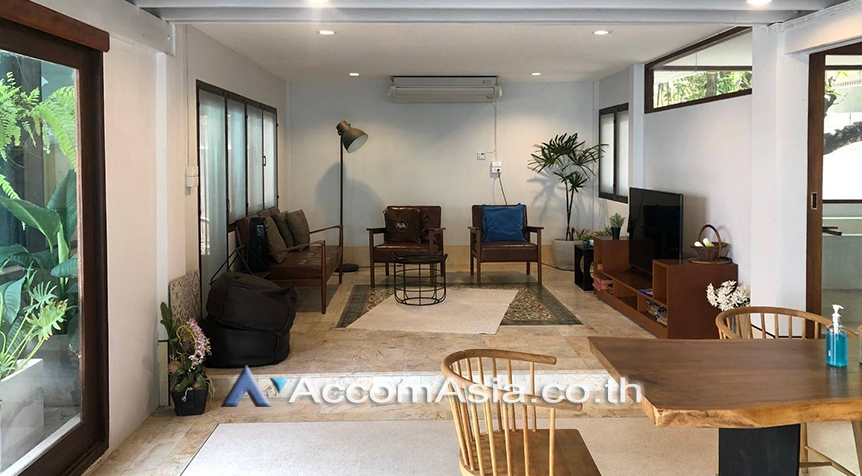  4 Bedrooms  House For Rent in Sukhumvit, Bangkok  near BTS Ekkamai (AA27321)