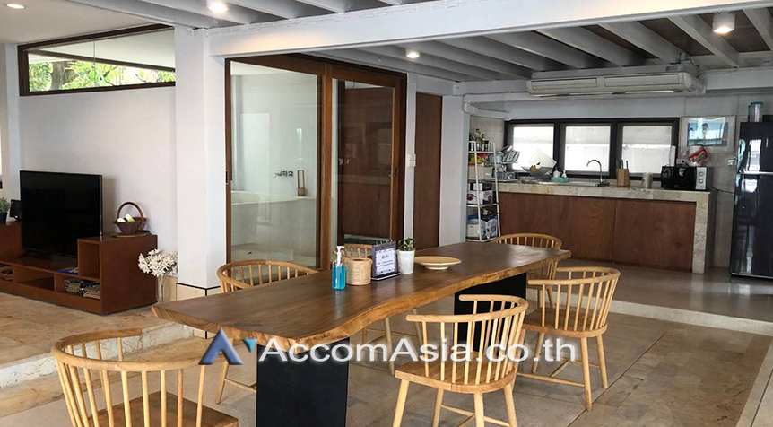  4 Bedrooms  House For Rent in Sukhumvit, Bangkok  near BTS Ekkamai (AA27321)