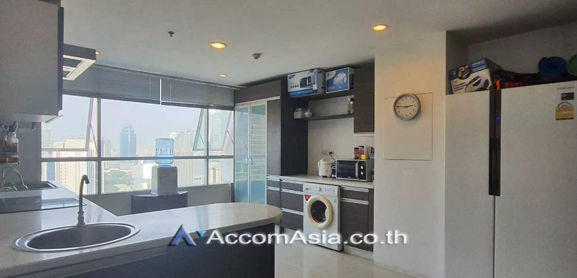  3 Bedrooms  Condominium For Rent in Ploenchit, Bangkok  near BTS Chitlom (AA27339)