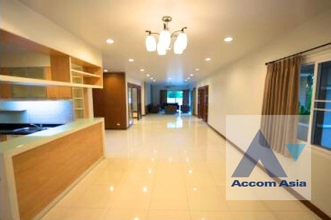  5 Bedrooms  House For Rent in Pattanakarn, Bangkok  near BTS On Nut (AA27405)