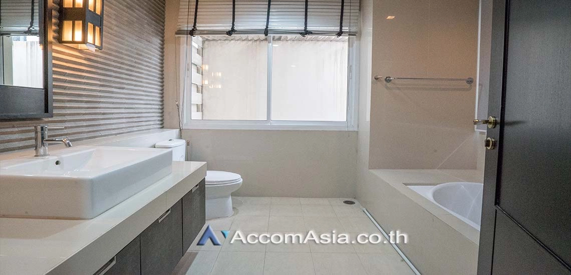 12  4 br House For Rent in Ratchadapisek ,Bangkok  at House in compound AA27418