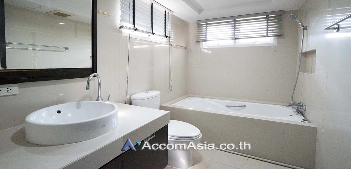  4 Bedrooms  House For Rent in Ratchadapisek, Bangkok  (AA27418)