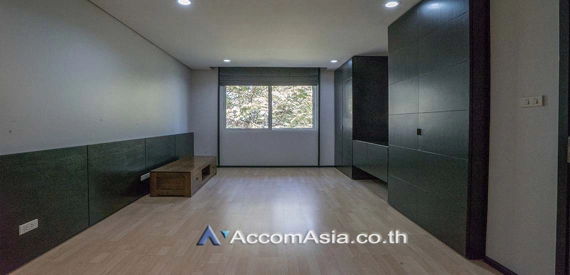 5  4 br House For Rent in Ratchadapisek ,Bangkok  at House in compound AA27418