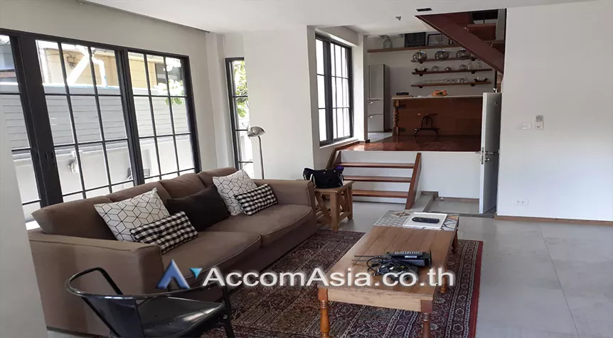  3 Bedrooms  Townhouse For Rent in Phaholyothin, Bangkok  near BTS Ari (AA27419)