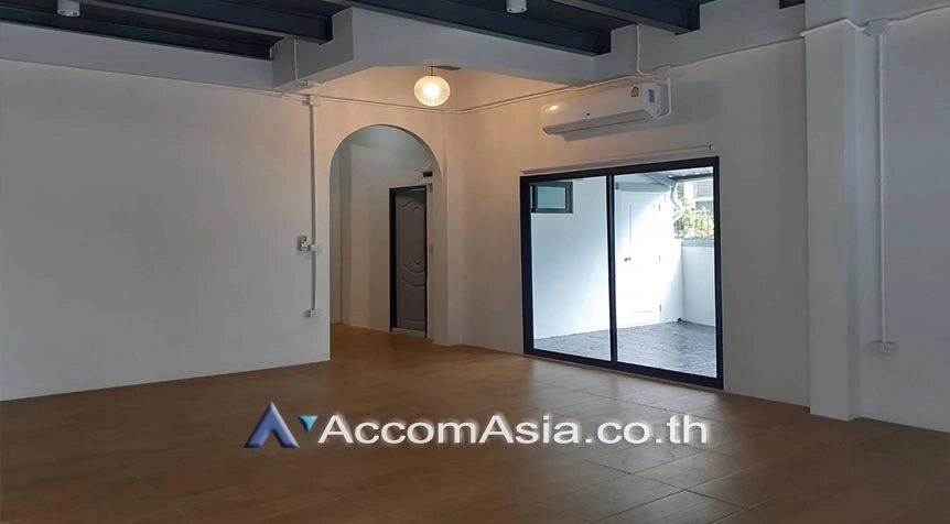  6 Bedrooms  Townhouse For Rent in Sukhumvit, Bangkok  near BTS Ploenchit (AA27484)