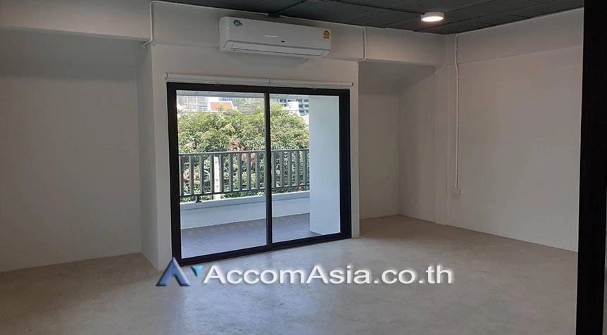  6 Bedrooms  Townhouse For Rent in Sukhumvit, Bangkok  near BTS Ploenchit (AA27484)