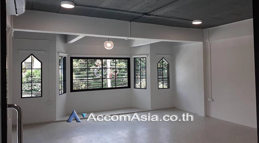  6 Bedrooms  Townhouse For Rent in Sukhumvit, Bangkok  near BTS Ploenchit (AA27484)