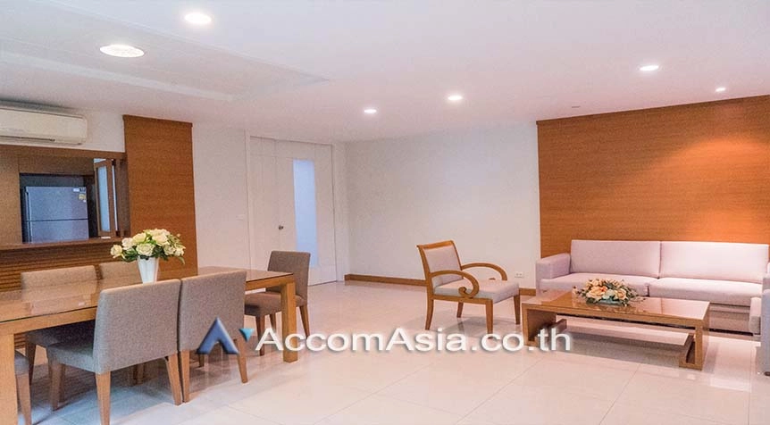  3 Bedrooms  House For Rent in Sukhumvit, Bangkok  near BTS Ekkamai (AA27492)