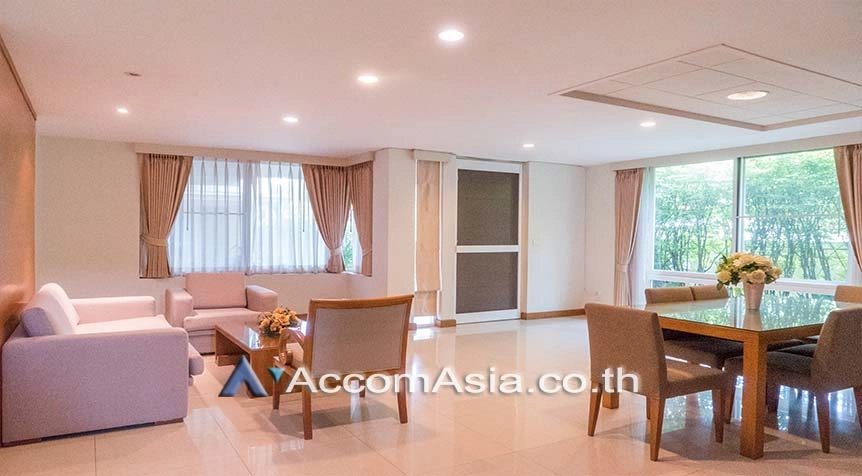  3 Bedrooms  House For Rent in Sukhumvit, Bangkok  near BTS Ekkamai (AA27492)