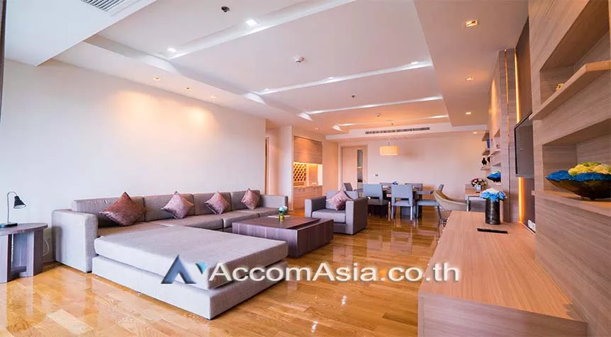  3 Bedrooms  Apartment For Rent in Sukhumvit, Bangkok  near BTS Phrom Phong (AA27527)