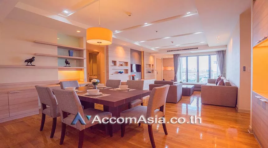  3 Bedrooms  Apartment For Rent in Sukhumvit, Bangkok  near BTS Phrom Phong (AA27527)