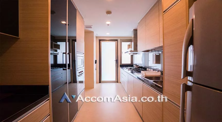  3 Bedrooms  Apartment For Rent in Sukhumvit, Bangkok  near BTS Phrom Phong (AA27527)