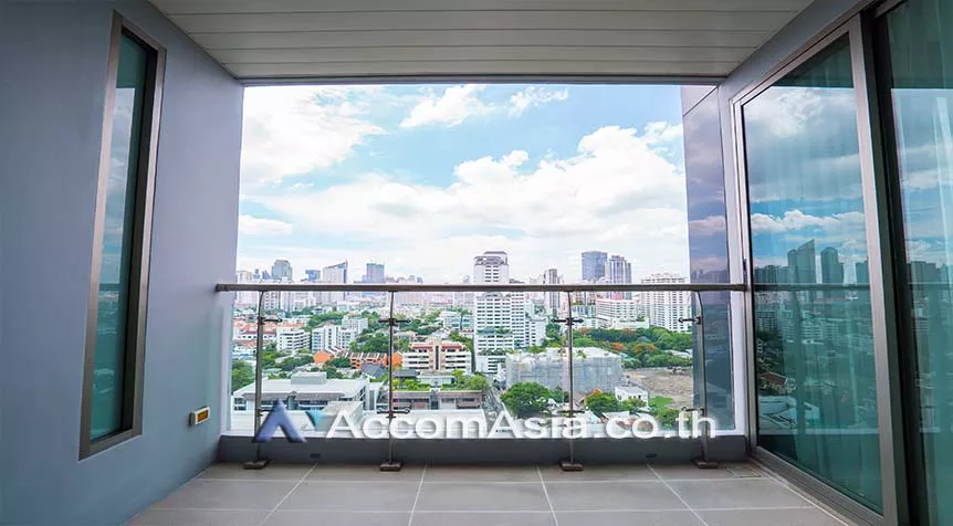  3 Bedrooms  Apartment For Rent in Sukhumvit, Bangkok  near BTS Phrom Phong (AA27527)