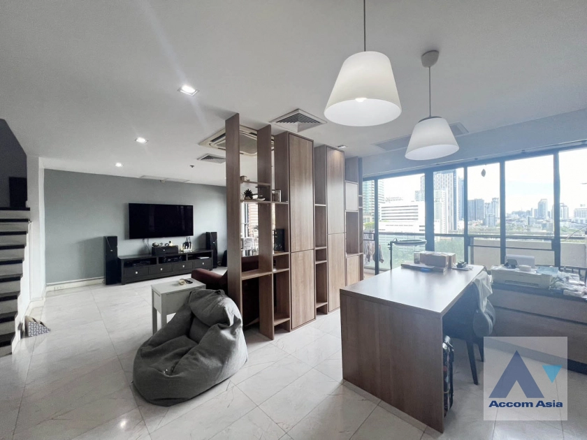 Duplex Condo, Pet friendly |  2 Bedrooms  Condominium For Sale in Sukhumvit, Bangkok  near MRT Phetchaburi (AA27745)