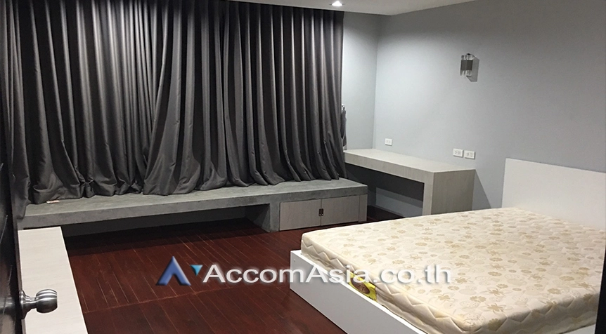 Pet friendly |  3 Bedrooms  Townhouse For Rent in Sukhumvit, Bangkok  near BTS Ekkamai (AA27774)