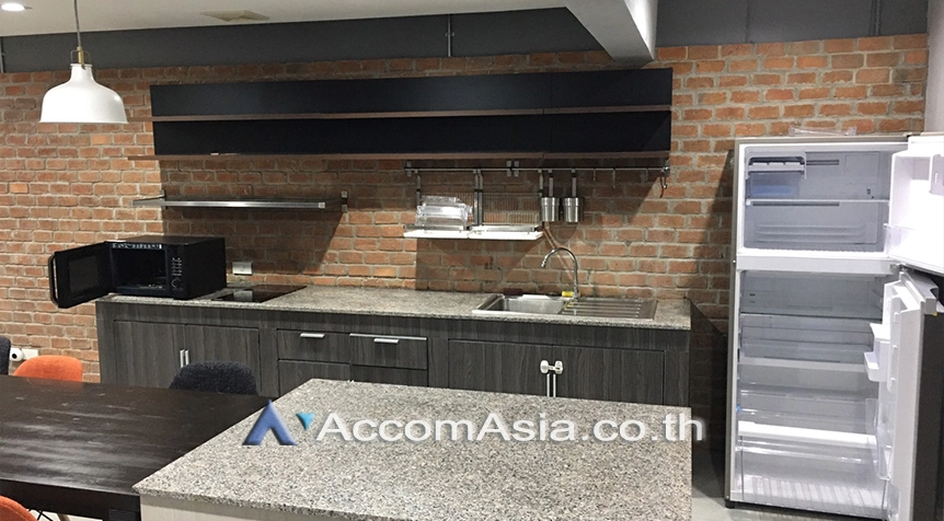 Pet friendly |  3 Bedrooms  Townhouse For Rent in Sukhumvit, Bangkok  near BTS Ekkamai (AA27774)