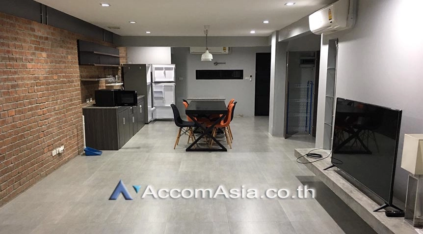 Pet friendly |  3 Bedrooms  Townhouse For Rent in Sukhumvit, Bangkok  near BTS Ekkamai (AA27774)