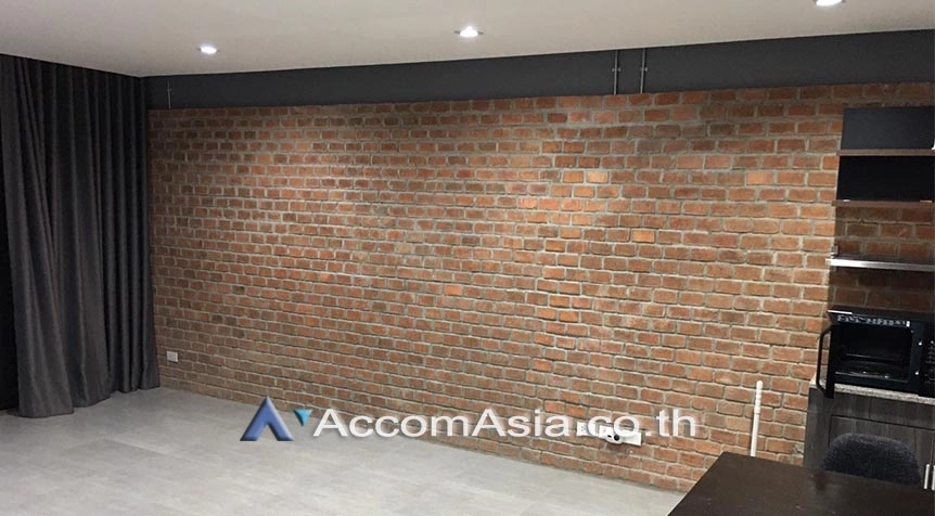 Pet friendly |  3 Bedrooms  Townhouse For Rent in Sukhumvit, Bangkok  near BTS Ekkamai (AA27774)