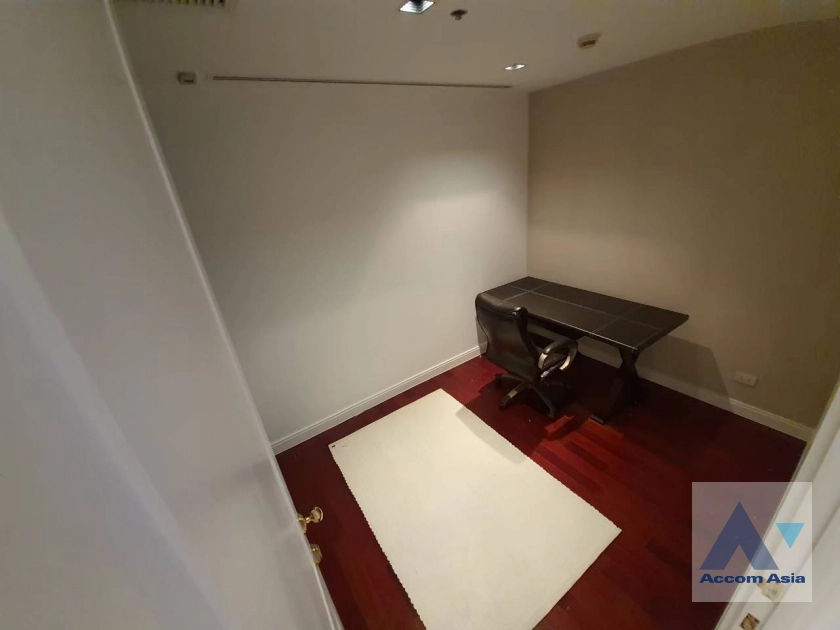 Fully Furnished |  3 Bedrooms  Condominium For Rent in Ploenchit, Bangkok  near BTS Ploenchit (AA27811)