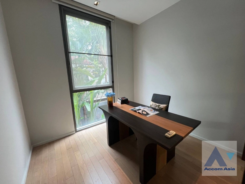  3 Bedrooms  Apartment For Rent in Sukhumvit, Bangkok  near BTS Thong Lo (AA27854)