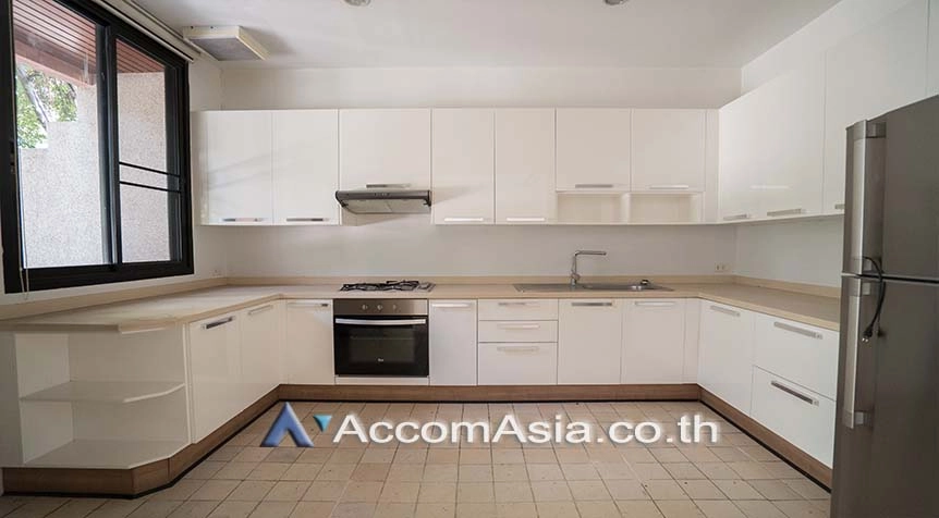  4 Bedrooms  House For Rent in Sukhumvit, Bangkok  near BTS Thong Lo (AA27905)