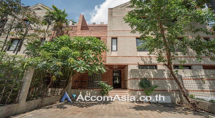  4 Bedrooms  House For Rent in Sukhumvit, Bangkok  near BTS Thong Lo (AA27905)