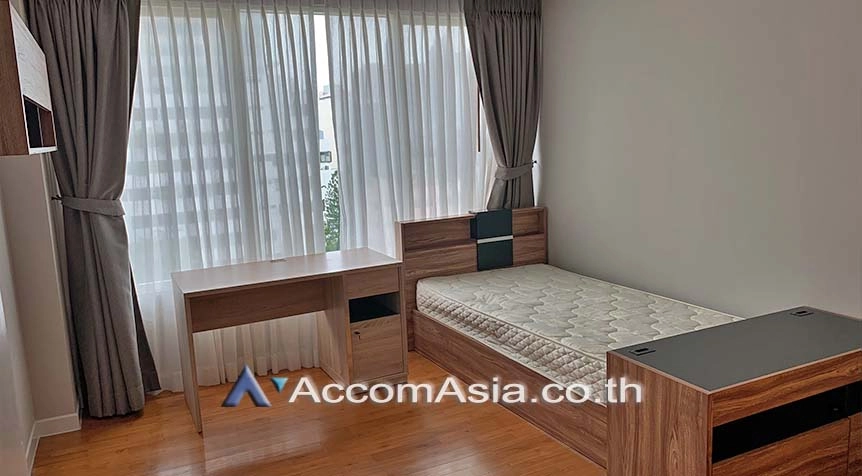  3 Bedrooms  Condominium For Rent in Ploenchit, Bangkok  near BTS Ploenchit (AA27914)