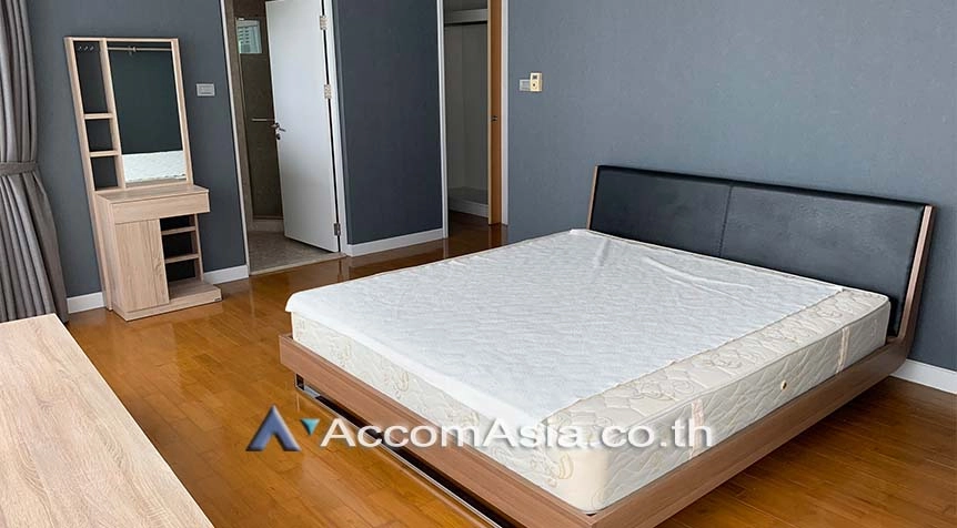  3 Bedrooms  Condominium For Rent in Ploenchit, Bangkok  near BTS Ploenchit (AA27914)