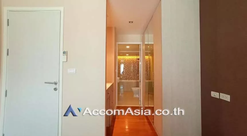  3 Bedrooms  Condominium For Rent in Sukhumvit, Bangkok  near BTS Ekkamai (AA27918)