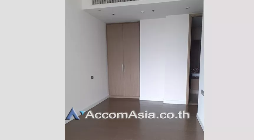  2 Bedrooms  Condominium For Rent in Ploenchit, Bangkok  near BTS Ratchadamri (AA28052)