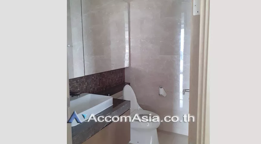  2 Bedrooms  Condominium For Rent in Ploenchit, Bangkok  near BTS Ratchadamri (AA28052)