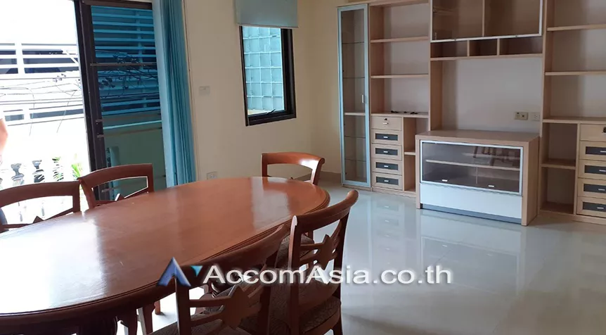  3 Bedrooms  Apartment For Rent in Sukhumvit, Bangkok  near BTS Phrom Phong (AA28055)