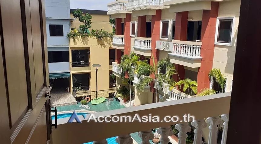  3 Bedrooms  Apartment For Rent in Sukhumvit, Bangkok  near BTS Phrom Phong (AA28056)