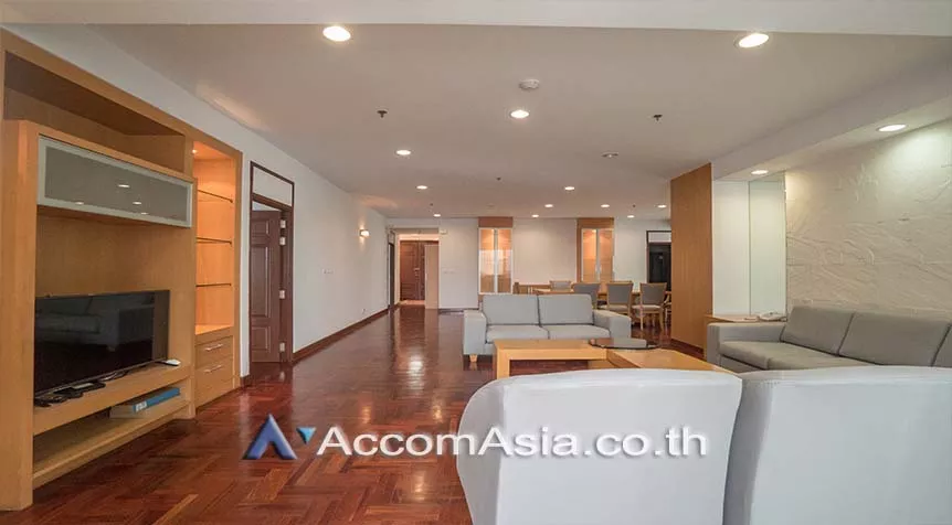  3 Bedrooms  Apartment For Rent in Sukhumvit, Bangkok  near BTS Phrom Phong (AA28079)