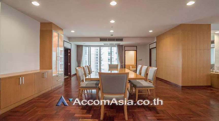  3 Bedrooms  Apartment For Rent in Sukhumvit, Bangkok  near BTS Phrom Phong (AA28079)