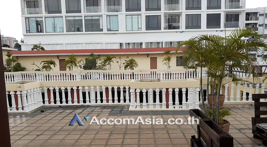  2 Bedrooms  Apartment For Rent in Sukhumvit, Bangkok  near BTS Phrom Phong (AA28128)